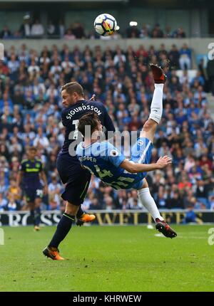 Davy Vorschriftsmässiger von Brighton Streiks ein über Kopf Kick, wie er von Everton die Gylfi Sigurosson in der Premier League Match zwischen Brighton und Hove Albion und Everton an der American Express Community Stadion in Brighton und Hove herausgefordert. 15 Okt 2017 *** EDITORIAL NUR VERWENDEN *** Keine Merchandising. Für Fußball Bilder FA und Premier League Einschränkungen Inc. kein Internet/Mobile Nutzung ohne fapl Lizenz - für Details Kontakt Fußball Dataco Stockfoto