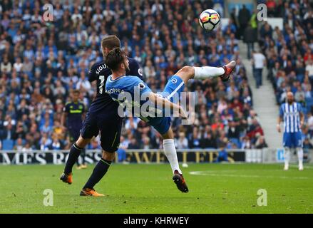 Davy Vorschriftsmässiger von Brighton Streiks ein über Kopf Kick, wie er von Everton die Gylfi Sigurosson in der Premier League Match zwischen Brighton und Hove Albion und Everton an der American Express Community Stadion in Brighton und Hove herausgefordert. 15 Okt 2017 *** EDITORIAL NUR VERWENDEN *** Keine Merchandising. Für Fußball Bilder FA und Premier League Einschränkungen Inc. kein Internet/Mobile Nutzung ohne fapl Lizenz - für Details Kontakt Fußball Dataco Stockfoto