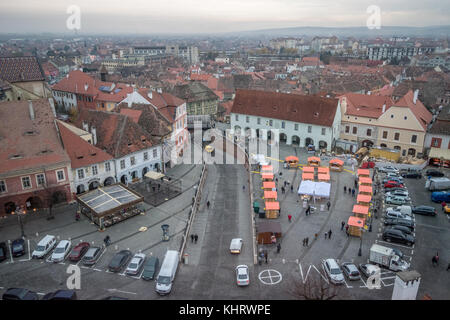 2017 Sibiu kleiner Platz mit Weihnachten Street Food Markt auf der rechten Seite und der Brücke liegt mitten in Rumänien Stockfoto