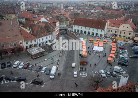 2017 Sibiu kleiner Platz mit Weihnachten Street Food Markt auf der rechten Seite und der Brücke liegt mitten in Rumänien Stockfoto