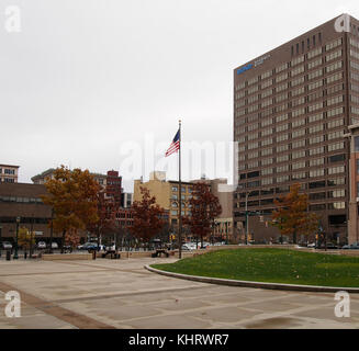 In Syracuse, New York, USA, 18. November 2017 Blick von der Plaza des James m. hanley Federal Building in Downtown Syracuse, New York suchen Towar Stockfoto