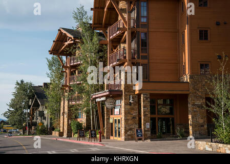 Straßenszenen in der Teton Tourist Village in der Nähe von Jackson, die in der Grand Teton National Park. ein beliebter Ort für Wintersport Stockfoto