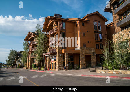 Straßenszenen in der Teton Tourist Village in der Nähe von Jackson, die in der Grand Teton National Park. ein beliebter Ort für Wintersport Stockfoto