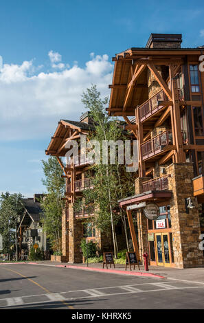 Straßenszenen in der Teton Tourist Village in der Nähe von Jackson, die in der Grand Teton National Park. ein beliebter Ort für Wintersport Stockfoto