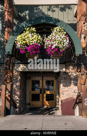 Straßenszenen in der Teton Tourist Village in der Nähe von Jackson, die in der Grand Teton National Park. ein beliebter Ort für Wintersport Stockfoto