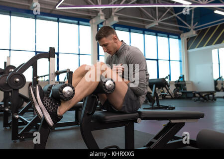 Volle Länge seitliche Ansicht der muskulösen Mann tun Crunches auf stehen, während im modernen Fitnessraum Stockfoto