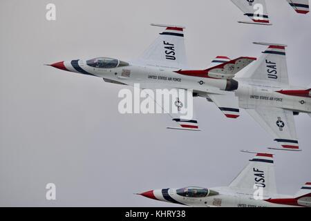 Die Thunderbirds F-16C Fighting Falcons in enger Formation an der Royal International Air Tattoo 2017 Stockfoto