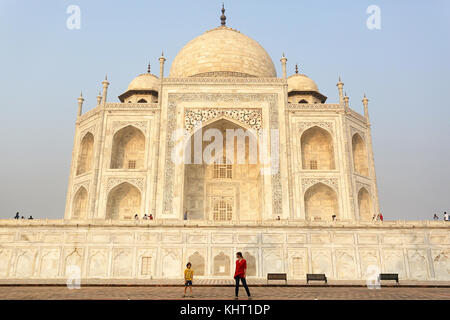 Sonnenaufgang am Taj Mahal, UNESCO-Weltkulturerbe, Agra, Uttar Pradesh, Indien, Asien. Stockfoto