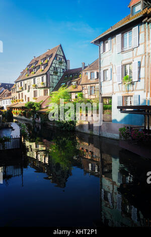 Fachwerkhaus krumme Häuser von Colmar mit Reflexionen im Wasser, Elsass, Frankreich Stockfoto