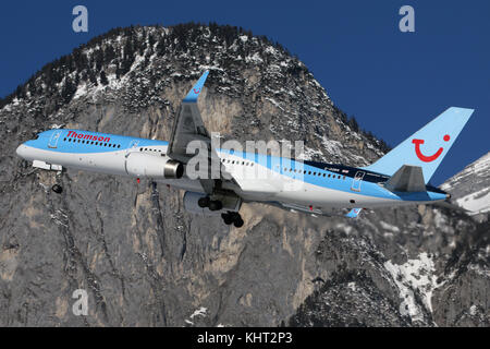 Innsbruck, Österreich - Januar 21, 2017: ein Flugzeug auf dem verschneiten Flughafen Innsbruck (INN) Stockfoto