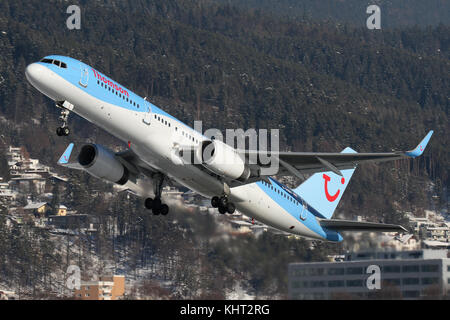 Innsbruck, Österreich - Januar 21, 2017: ein Flugzeug auf dem verschneiten Flughafen Innsbruck (INN) Stockfoto