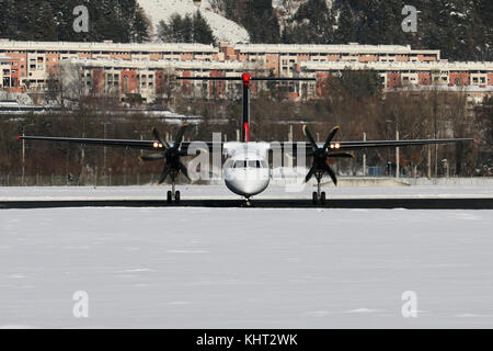 Innsbruck, Österreich - Januar 21, 2017: ein Flugzeug auf dem verschneiten Flughafen Innsbruck (INN) Stockfoto