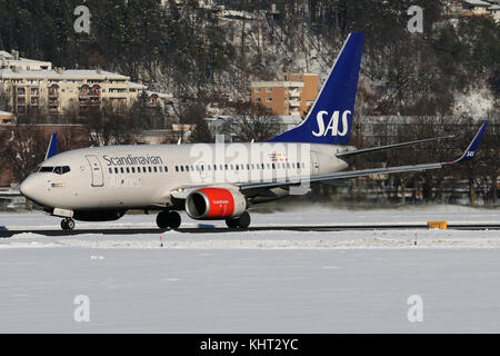 Innsbruck, Österreich - Januar 21, 2017: ein Flugzeug auf dem verschneiten Flughafen Innsbruck (INN) Stockfoto