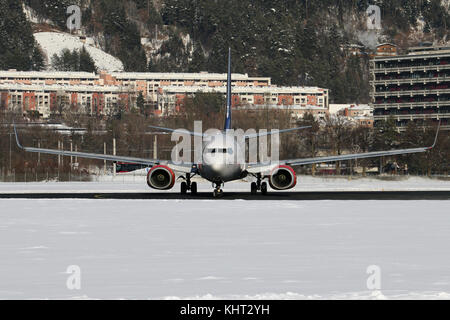 Innsbruck, Österreich - Januar 21, 2017: ein Flugzeug auf dem verschneiten Flughafen Innsbruck (INN) Stockfoto