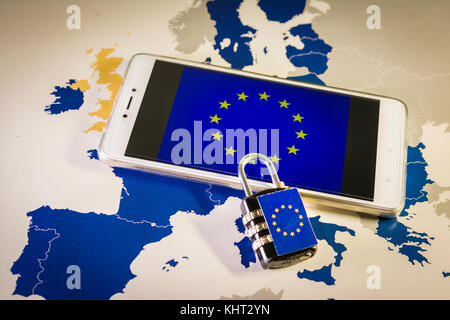 Vorhängeschloss über ein Smartphone und Eu-Karte, das Symbol der eu allgemeine Datenschutzverordnung oder Bipr. Konzipiert Datenschutz Gesetze in der gesamten EU zu harmonisieren. Stockfoto