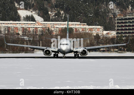 Innsbruck, Österreich - Januar 21, 2017: ein Flugzeug auf dem verschneiten Flughafen Innsbruck (INN) Stockfoto