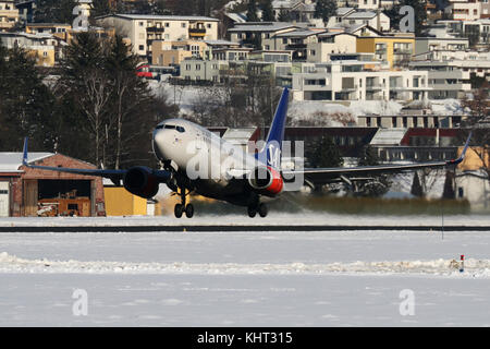 Innsbruck, Österreich - Januar 21, 2017: ein Flugzeug auf dem verschneiten Flughafen Innsbruck (INN) Stockfoto