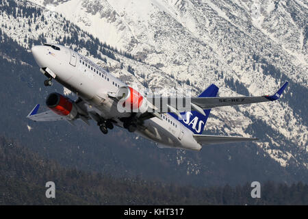 Innsbruck, Österreich - Januar 21, 2017: ein Flugzeug auf dem verschneiten Flughafen Innsbruck (INN) Stockfoto