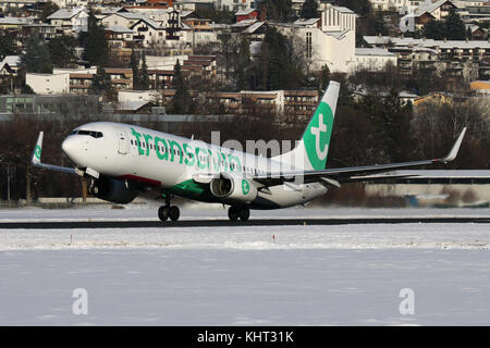 Innsbruck, Österreich - Januar 21, 2017: ein Flugzeug auf dem verschneiten Flughafen Innsbruck (INN) Stockfoto