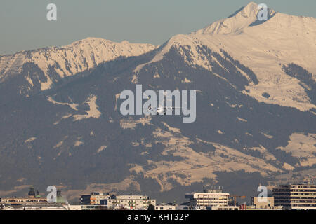 Innsbruck, Österreich - Januar 21, 2017: ein Flugzeug auf dem verschneiten Flughafen Innsbruck (INN) Stockfoto