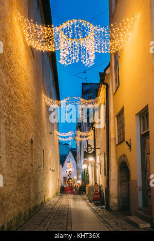 Tallinn, Estland. Blick auf raekoja Straße in Weihnachten Neujahr Weihnachten festliche Beleuchtung Beleuchtung und Dekoration. Stockfoto