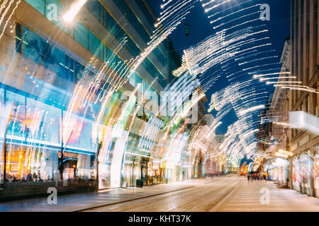 Helsinki, Finnland. Abstrakt Hintergrund der Nacht aleksanterinkatu Straße in Kluuvi erhalten Bezirk in Abend Weihnachten neues Jahr festliche Illumina Stockfoto