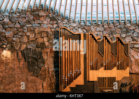 Helsinki, Finnland - 7. Dezember 2016: in der Nähe der Orgel in lutherischen Temppeliaukio Kirche auch als Kirche von Rock und Rock Kirche bekannt. Stockfoto