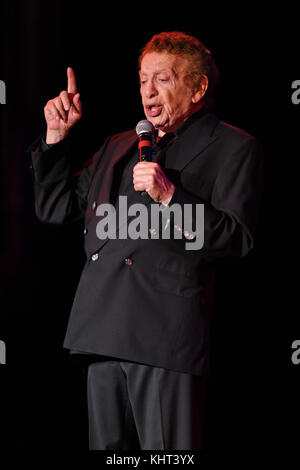 FORT LAUDERDALE, FL – 09. FEBRUAR: Jackie Mason tritt am 9. Februar 2017 im Parker Playhouse in Fort Lauderdale Florida auf Stockfoto