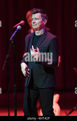 MIAMI, FL - 07. FEBRUAR 2017: Rick Astley tritt am 7. Februar im Adrienne Arsht Center in Miami, Florida auf People: Rick Astley Stockfoto