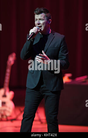 MIAMI, FL - 07. FEBRUAR 2017: Rick Astley tritt am 7. Februar im Adrienne Arsht Center in Miami, Florida auf People: Rick Astley Stockfoto