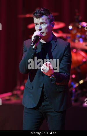 MIAMI, FL - 07. FEBRUAR 2017: Rick Astley tritt am 7. Februar im Adrienne Arsht Center in Miami, Florida auf People: Rick Astley Stockfoto