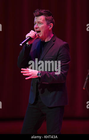 Miami, FL - Februar 07: Rick Astley führt auf dem Adrienne Arsht Center am 7. Februar 2017 in Miami Florida Personen: Rick Astley Stockfoto