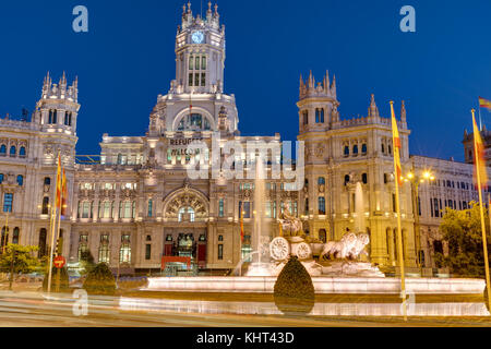 Plaza de Cibeles in Madrid mit dem Palast der Kommunikation bei Nacht Stockfoto