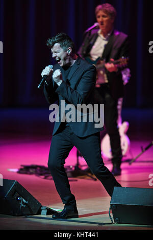 MIAMI, FL - 07. FEBRUAR 2017: Rick Astley tritt am 7. Februar im Adrienne Arsht Center in Miami, Florida auf People: Rick Astley Stockfoto