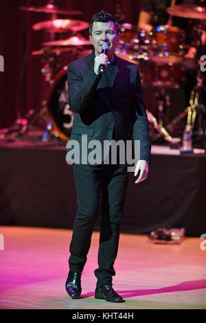 MIAMI, FL - 07. FEBRUAR 2017: Rick Astley tritt am 7. Februar im Adrienne Arsht Center in Miami, Florida auf People: Rick Astley Stockfoto