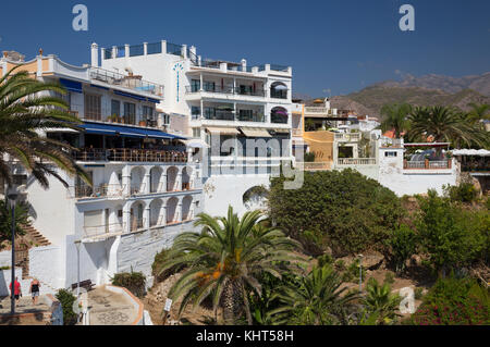 Rückseite der Geschäfte und Restaurants in der Calle Puerta del Mar, Nerja mit Blick auf Playa de Nerja und Playa de la Calahonda Stockfoto