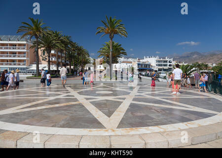 Touristen auf der Plaza Balcón de Europa, Nerja, Spanien Stockfoto