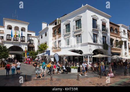 Touristen auf der Plaza Balcón de Europa, Nerja, Spanien Stockfoto