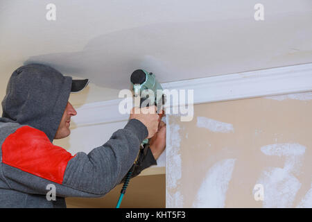 Tischler Brad mit Bolzenschußgeräten zu Stuckelemente, Verkleidung der Warnhinweis, dass alle Power Tools Stockfoto