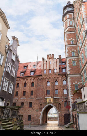 Blick auf st.maria Tor (brama mariacka) auf der leeren st.maria Straße (ul. mariacka) bei der Stadt (Altstadt) in Danzig, Polen, am Morgen. Stockfoto