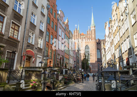 Ansicht der alten Gebäude auf dem st.maria Straße (ul. mariacka) und st.Maria Kirche in der Stadt (Altstadt) in Danzig, Polen, an einem sonnigen Tag. Stockfoto