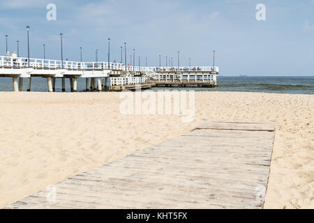 Ansicht der brzezno Pier und Strand in Danzig, Polen, an einem sonnigen Tag im Herbst. Stockfoto