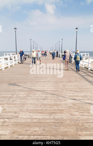 Die Leute an der hölzernen brzezno Pier in Danzig, Polen, an einem sonnigen Tag im Herbst. Stockfoto