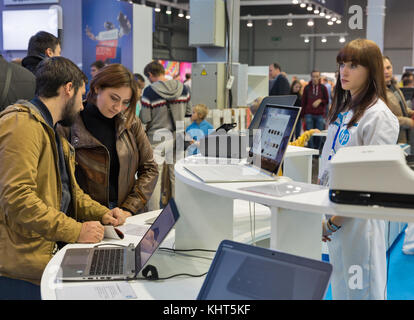 Kiew, Ukraine - Oktober 07, 2017: die Menschen besuchen Hewlett-packard, amerikanische multinationale IT-Unternehmen stand bei Cee 2017, größte wählen Stockfoto