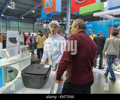 Kiew, Ukraine - Oktober 07, 2017: die Menschen besuchen Hewlett-packard, amerikanische multinationale IT-Unternehmen stand bei Cee 2017, größte wählen Stockfoto