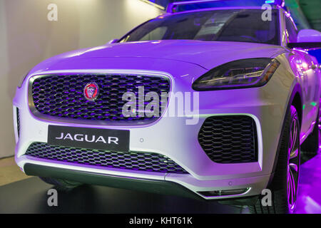 Kiew, Ukraine - Oktober 27, 2017: Weißes modernes Jaguar E-tempo p300 auf der Kunstausstellung "Jaguar. Die Kunst der Performance' im Business center Toronto. Stockfoto