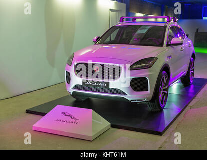 Kiew, Ukraine - Oktober 27, 2017: Weißes modernes Jaguar E-tempo p300 auf der Kunstausstellung "Jaguar. Die Kunst der Performance' im Business center Toronto. Stockfoto