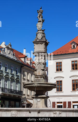 Roland Brunnen (Maximilian Brunnen) durch eine Statue eines Ritters in der Altstadt von Bratislava, Slowakei, 16. Jahrhundert Wahrzeichen der Stadt. Stockfoto