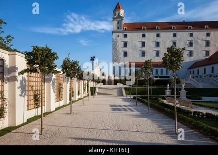 Die Slowakei, Bratislava, Garten Kegelbahn und die Burg von Bratislava bei Sonnenuntergang Stockfoto