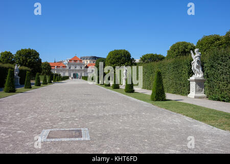 Garten Kegelbahn zu senken, das Schloss Belvedere in Wien, Österreich, barocke Wahrzeichen der Stadt von 1716. Stockfoto